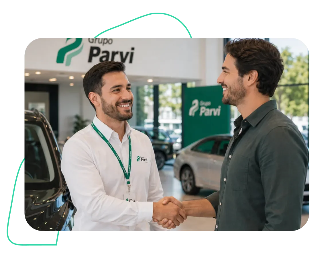 Consultor do Grupo Parvi apertando a mão de um cliente no showroom